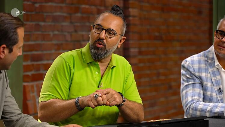 "Das ist witzig, weil ich habe hier einen Zahn von meinem Opa eingebettet, als Erinnerung", verriet Ferdinand Resul Adanir im Händlerraum.