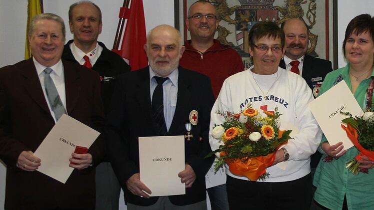 Diese Mitglieder wurden für 25 oder 40 Jahre Dienst im BRK ausgezeichnet (von links): Klaus Kuen, Martin Schmidt (Kreisbereitschaftsleiter), Tagino Eidloth, Matthias Sünkel, Elke Bauer, Ulrich Wicklein, Silvia Heinlein, Heinrich Weber, Landrat Oswald Marr, Roland Beierwaltes (Kreisgeschäftsführer), Altlandrat Heinz Köhler.