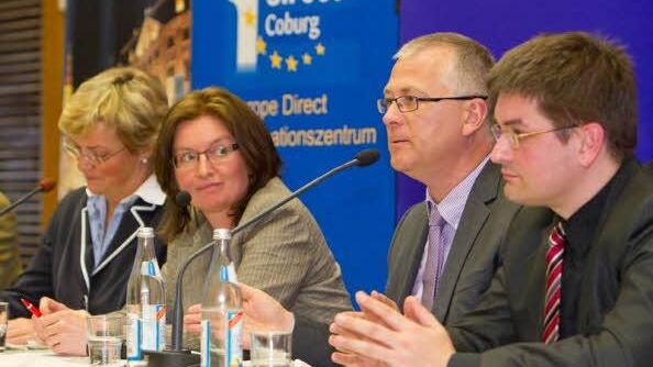 Diskutierten kontrovers: Reinhold Hüls von der Geschäftsführung Veolia und der Weitramsdorfer Bürgermeister Christian Gunsenheimer (rechts). Simone Bastian, Redakteurin beim Coburger Tageblatt mnoderierte das Streitgespräch. Fotos: Florian hecky