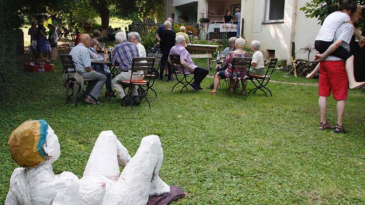 Liegender Akt mit Blick auf den Garten