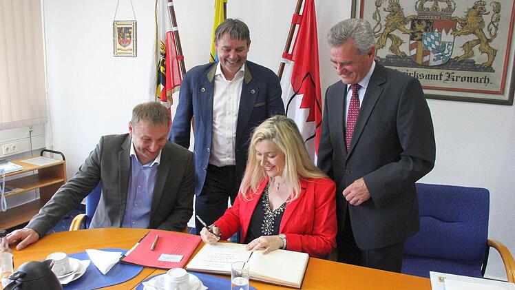 Ministerin Huml trug sich ins goldene Buch des Landkreises ein. Mit im Bild (von links): MdL Jürgen Baumgärtner, Stellvertreter des Landrats Gerhard Wunder und Landrat Oswald Marr.  Foto: Friedwald Schedel