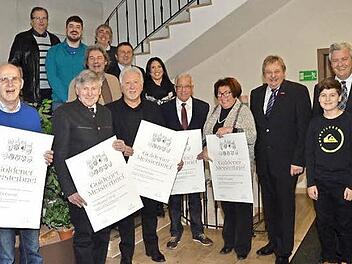 Die Handwerkskammer zeichnete die Handwerksmeister (mit Urkunde, von links) Dieter Hofmann, Wolfgang Weiß, Gerhard Engel, Hans Zinner und Edith Wunder mit dem Goldenen Meisterbrief aus. Mit im Bild die Ehrengäste, Innungs-Obermeister und Jungmeister. Foto: Karl-Heinz Hofmann