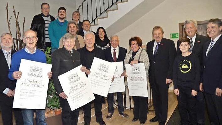 Die Handwerkskammer zeichnete die Handwerksmeister (mit Urkunde, von links) Dieter Hofmann, Wolfgang Weiß, Gerhard Engel, Hans Zinner und Edith Wunder mit dem Goldenen Meisterbrief aus. Mit im Bild die Ehrengäste, Innungs-Obermeister und Jungmeister. Foto: Karl-Heinz Hofmann