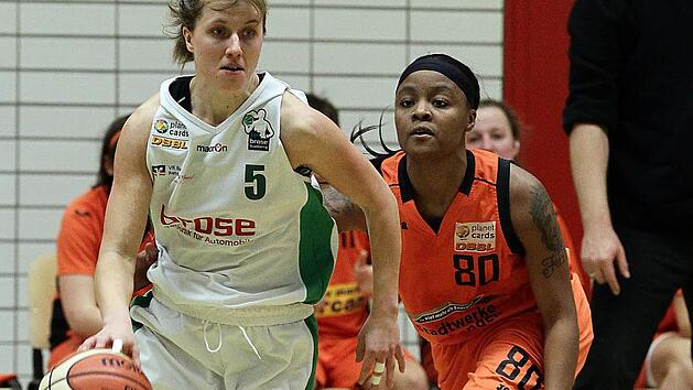 Eine Konstante im Spiel der DJK Brose: Liisi Sokman (l.), Teamkapit&auml;nin und estnische Nationalspielerin Foto: sportpress