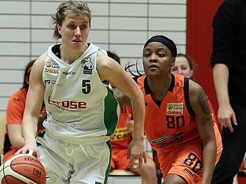 Eine Konstante im Spiel der DJK Brose: Liisi Sokman (l.), Teamkapitänin und estnische Nationalspielerin Foto: sportpress