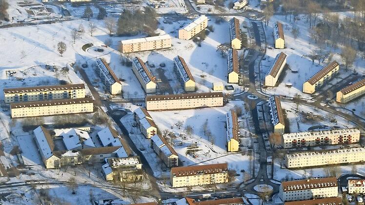Umstritten, aber für den Freistaat kostensparend: zentrale Unterbringung von Flüchtlingen wie in der Aufnahmeeinrichtung Oberfranken  Foto: Ronald Rinklef