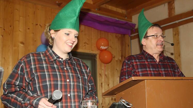 So manches Märchen wird in Welsberg wahr, stellten die beiden Zwerge Claudia Rose und Günther Rose mit Wort und Gesang fest. Foto: Michael Stelzner