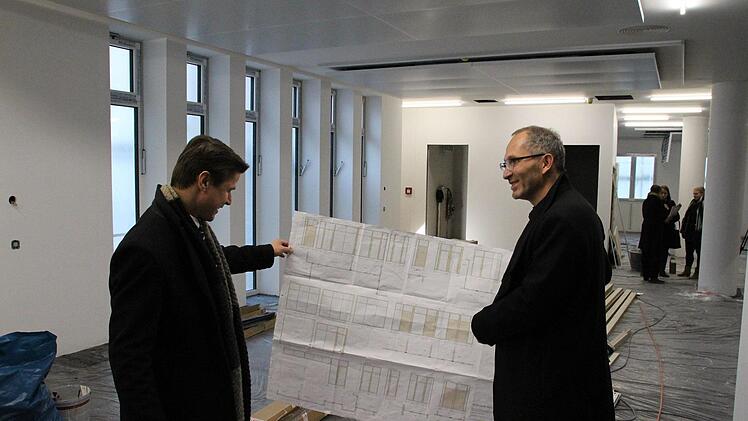 Wohnbau-Geschäftsführer Christian Meyer (links) und Architekt Lutz Wallenstein studieren den Plan. Ulrike Nauer