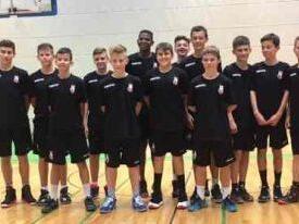 Die U14-Basketballer des TTL Bamberg haben sich die bayerische Vizemeisterschaft erspielt, v. l.: Matteo Arnoldo, Elvis Konstanz, Justus Posern, Vincent Zapf, Raphael Starklauf, Norvel Oelling, Ozan Yardimci, Ben Schneider, Florens Böttger, Christoph Weinrich, David Schwital, Johann Kessler, Niklas Back. Auf dem Bild fehlt Finn Radina. Foto: TTL