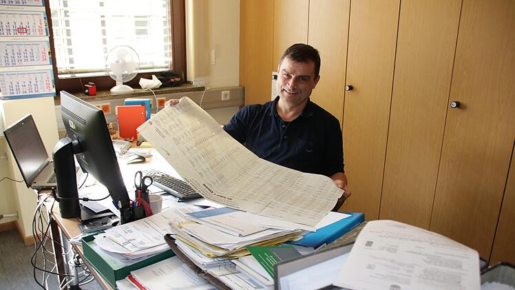 Der stellvertretende Stimmkreis-Wahlleiter Klaus Plescher mit dem Wahlzettel für die Landtagswahl. Foto: Ralf Ruppert