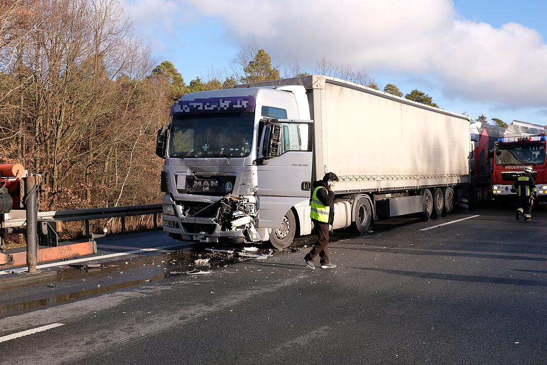 Mehrere Lastwagen kollidieren auf der A3 bei Erlangen