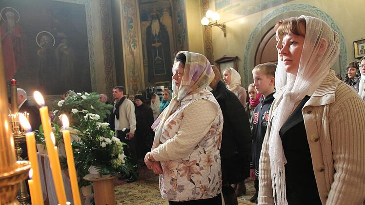 Orthodoxe Christen bei einem Gottesdienst in der russischen Kirche. Foto: Benedikt Borst/Archiv