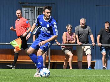 Der gute Fußballer hat das Spiel vor Augen und dennoch den Ball eng am Fuß: Über die dafür nötige Qualität verfügt ganz offensichtlich Tobias Kröckel vom TSV Münnerstadt. Foto: Hopf