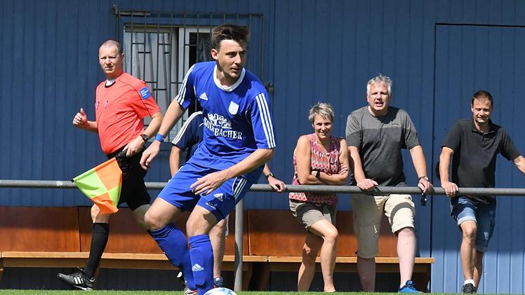 Der gute Fußballer hat das Spiel vor Augen und dennoch den Ball eng am Fuß: Über die dafür nötige Qualität verfügt ganz offensichtlich Tobias Kröckel vom TSV Münnerstadt. Foto: Hopf