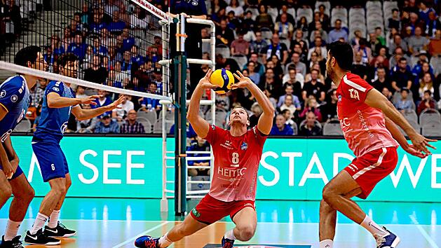 Die Eltmanner Heitec Volleys wirkten in den ersten beiden S&auml;tzen noch verkrampft. Auch Zuspieler Merten Krueger (links) und Mittelblocker Roosewelt Filho konnten das Match nicht drehen. Foto: G&uuml;nter Kram