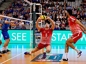 Die Eltmanner Heitec Volleys wirkten in den ersten beiden S&auml;tzen noch verkrampft. Auch Zuspieler Merten Krueger (links) und Mittelblocker Roosewelt Filho konnten das Match nicht drehen. Foto: G&uuml;nter Kram