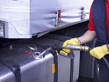 Im Ausland ist der Diesel deutlich günstiger als in Deutschland - ein Problem für die Speditionen.Foto:  aroitner /Adobe Stock