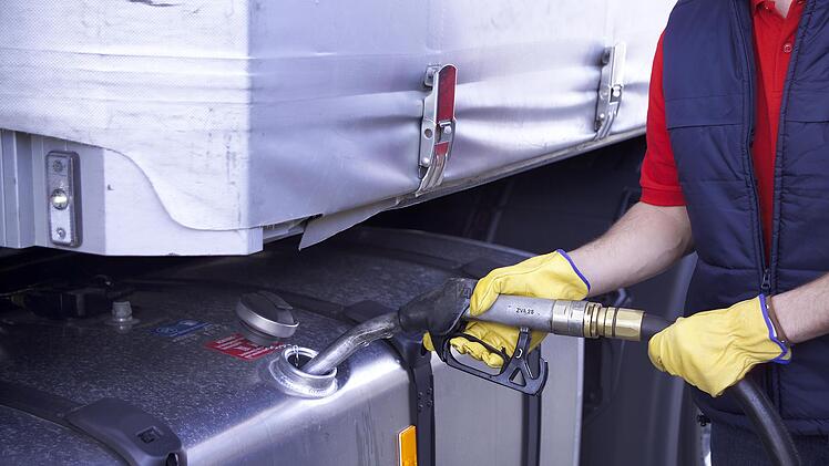 Im Ausland ist der Diesel deutlich günstiger als in Deutschland - ein Problem für die Speditionen.Foto:  aroitner /Adobe Stock