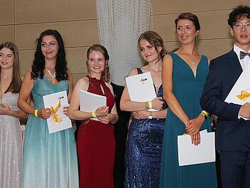 Die Preisträger des Abijahrgangs 2022 am Münnerstädter Philipp von Schönborn Gymnasium sind  (von links): Marie Hauck, Romana Weigand, Victoria Klement, Sophia Erhart, Sonja Schmitt und Enci Huang. Foto: Dieter Britz