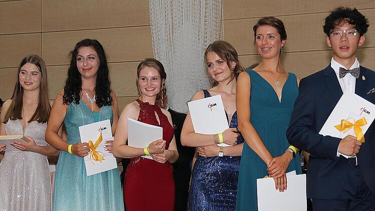 Die Preisträger des Abijahrgangs 2022 am Münnerstädter Philipp von Schönborn Gymnasium sind  (von links): Marie Hauck, Romana Weigand, Victoria Klement, Sophia Erhart, Sonja Schmitt und Enci Huang. Foto: Dieter Britz