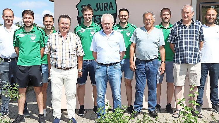 Die anwesenden Geehrten freuen sich über die Auszeichnung des SC Jura Arnstein.