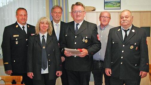 Roland Truch wurde für 40 Jahre Dienstzeit bei der Feuerwehr mit dem staatlichen Ehrenzeichen in Gold ausgezeichnet. Unser Bild zeigt ihn (Dritter von rechts) mit (von links) Kreisbrandinspektor Frank Fischer, der Vorsitzenden Kirstin Fischer, Lan...