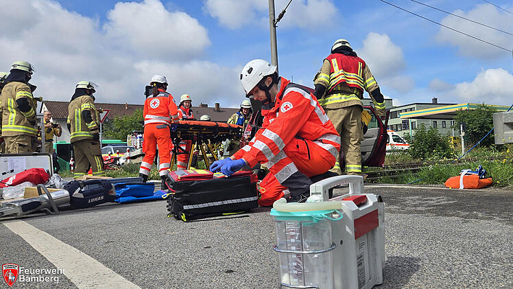 Unfall an Bamberger Bahnübergang simuliert - Feuerwehr probt Ernstfall