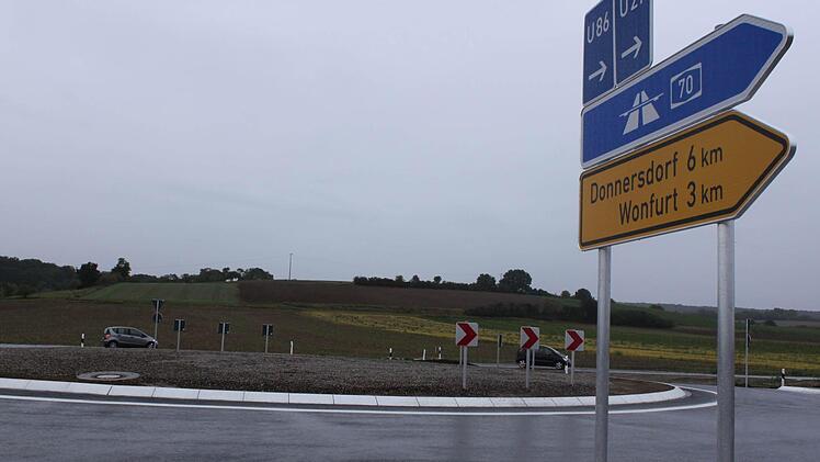 Pünktlich zum Schulanfang wurde der Kreisverkehr für den Verkehr freigegeben. Fotos: Katja Kölbl