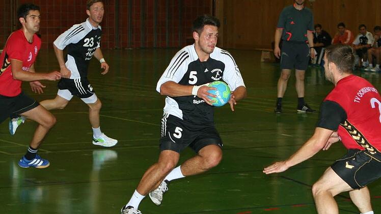 Etwashausens Benedikt Hanft sieht sich im direkten Duell Thomas Warren gegenüber. Am Schluss hat Warren mit dem TVO das glücklichere Ende für sich. Foto: Kiemer