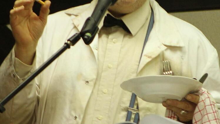 Der Gochsheimer als Aushilfskellner.