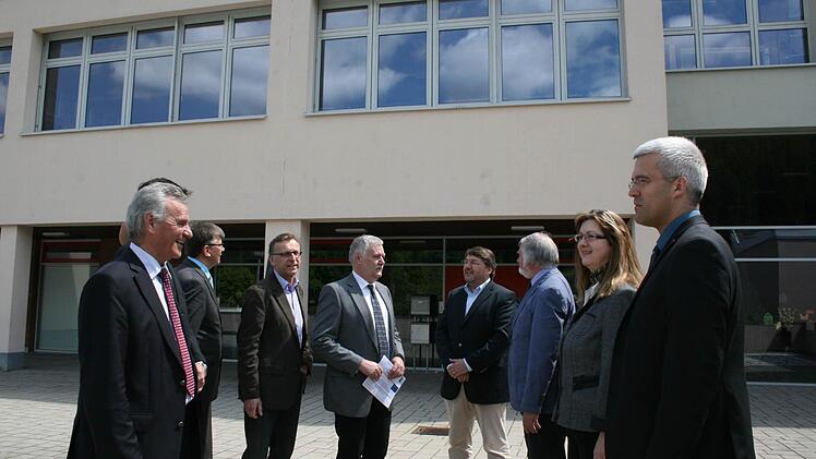 Bei der Übergabe des Zuschusses verschafften sich die Beteiligten einen Überblick über die Situation der FOS in Ludwigsstadt.