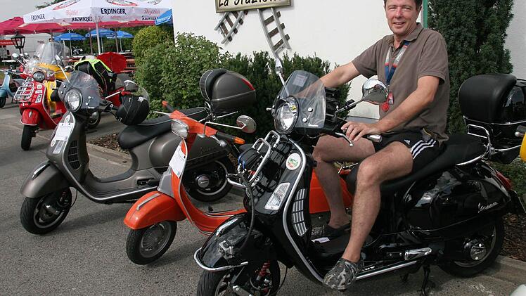 Volker Pfannkuchen auf seiner Vespa.