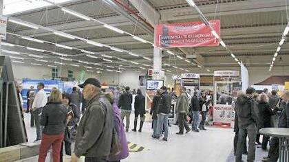 Die Messe findet in der ehemaligen Glaskugelfabrikation Living Glas statt.