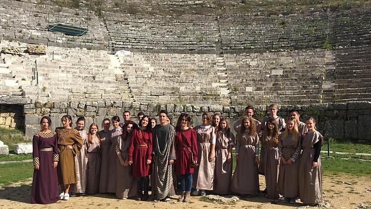 Ein besonderes Erlebnis war das gemeinsame Theaterspiel im Amphitheater. Die griechischen Gastgeber hatten sich auf die Hauptrollen vorbereitet, die Gäste aus Deutschland, Polen, Rumänien und Portugal sprachen den griechischen Chor. In einer Kurzfassung von Aischylos" "Die Perser" ging es um die europäischen Tugenden Toleranz, Frieden, Freiheit und Gleichheit.