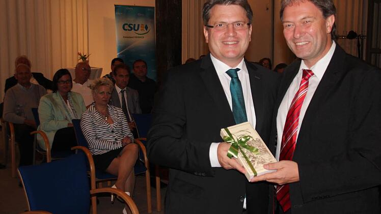 Klaus Löffler (rechts) bedankte sich mit Kronacher Pralinen bei Winfried Bausback.  Foto: Friedwald Schedel