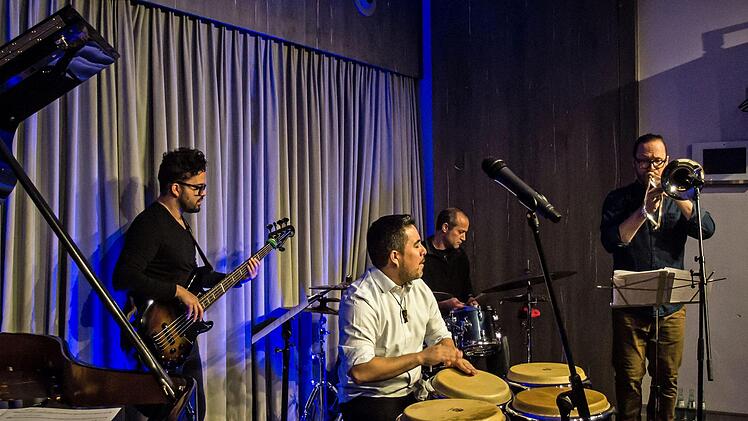 Samuel Torres (Congas) und Bruno Böhmer Camacho am Flügel gastierten mit musikalischen Mitstreitern bei "Leise am Markt" in Coburg.Foto: Jochen Berger