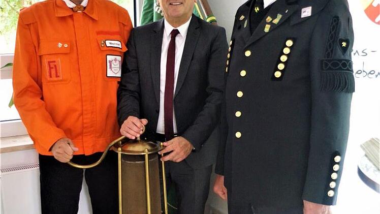 Mit dieser Grubensicherheitslampe überraschten die Knappen aus Recklinghausen den Knappenverein Stockheim und Umgebung (von links): Grubenwehrführer Werner Köhler, Bürgermeister Rainer Detsch und Arbeitskreissprecher Dieter Pröve. Foto: Gerd Fleischmann