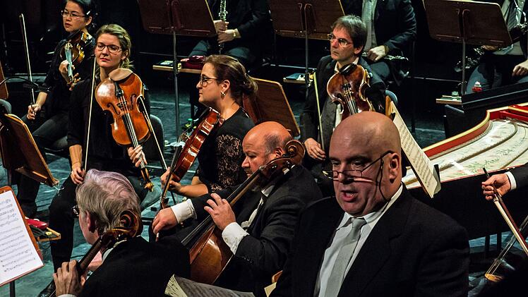 Chor und Philharmonisches Orchester des Landestheaters interpretierten Händels Oratorium "Der Messias" unter Leitung von Chordirektor Mikko Sidoroff.Foto_ Jochen Berger