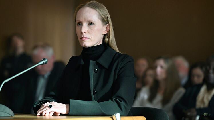 Maria Weinert (Susanne Wuest) betreibt einen globalen Prostituiertenring.