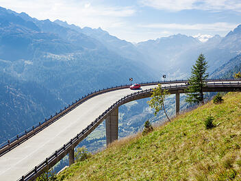 Schweiz Bergstra&szlig;e Alpen Passstra&szlig;e Panorama Autourlaub Europa Roadtrip Verkehrsregeln Tempolimit Geschwindigkeitskontrolle Blitzer Bu&szlig;geld Vignette Vignettenpflicht Maut Autobahn Transitroute Reiseplanung Mietwagen Autofahren Ausland Regeln Urlaub Sommerreise Kurven Serpentinen Natur Landschaft Bergpanorama Sicherheit Fahrweise Kontrolle Ordnung Schweizurlaub Reisecheck