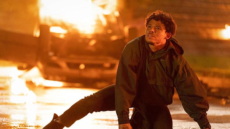 Noah Diaz (Anthony Ramos) wird in einen Autodiebstahl hineingezogen, nicht ahnend, dass es sich bei dem Gef&auml;hrt um Autobot Mirage handelt - der Beginn eines actionreichen, gef&auml;hrlichen Abenteuers.
