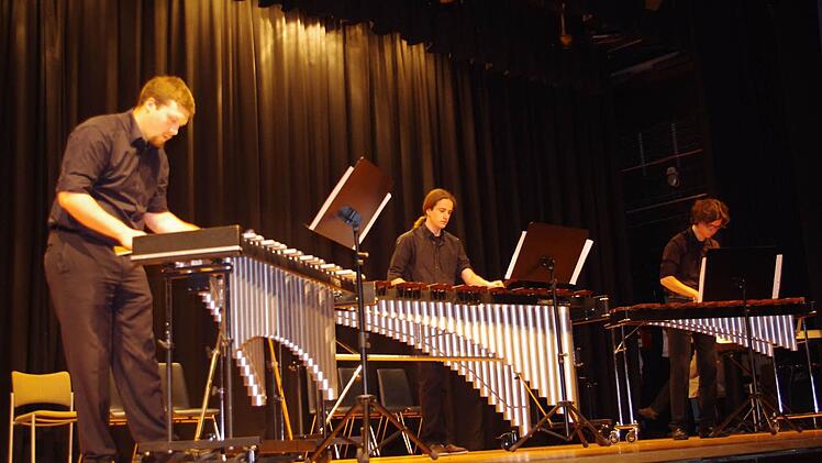 Fabian Kraus (Vibrafon), Stefan Emmerling (Xylofon) und Marius Braun (Marimba) intonierten die Sonate C-Dur von Johann Wilhelm Häßler.