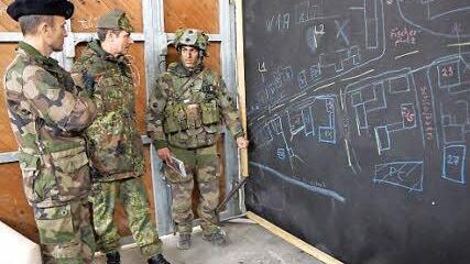 Generalmajor Hervé Wattecamps und Oberst Hans Sahm (von links) lassen sich die Lage erklären