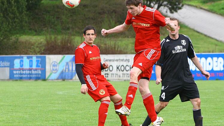... und Frank Stübinger (ATS) - links sein Mannschaftskamerad Sven Schelhorn - köpft den Ball aus der Gefahrenzone.