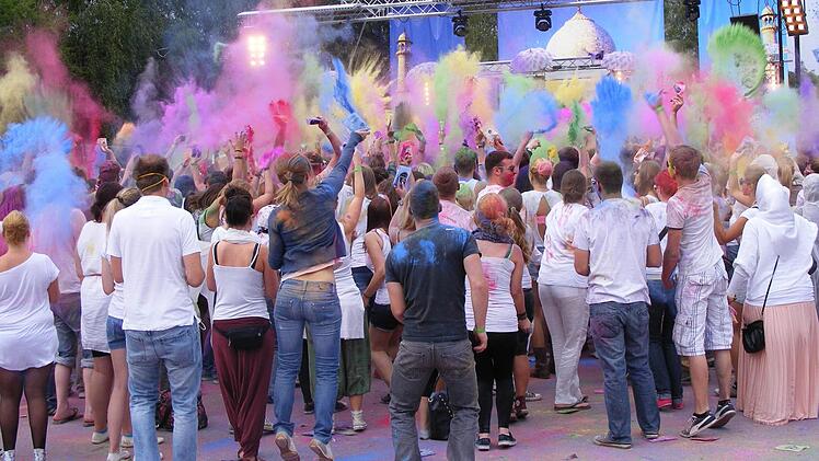 Immer zur vollen Stunde legte sich eine riesige, farbige Staubwolke über das Festivalgelände.  Fotos: Mona Lisa Eigenfeld
