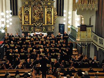 Zum Auftakt der Kirchenmusiktage führte Ingo Hahn in der St.-Petri-Kirche mit der Kulmbacher Kantorei und dem Orchester Musica Juventa aus Halle das Requiem von Antonio Salieri auf. Foto: Stephan Herbert Fuchs