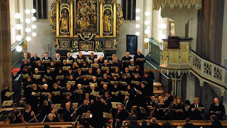 Zum Auftakt der Kirchenmusiktage führte Ingo Hahn in der St.-Petri-Kirche mit der Kulmbacher Kantorei und dem Orchester Musica Juventa aus Halle das Requiem von Antonio Salieri auf. Foto: Stephan Herbert Fuchs