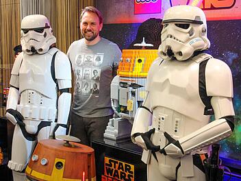 TV-Moderator Steven Gaetjen mit zwei Starwars Stormtroopers zum Pressepreview der Spielwarenmesse in Nürnberg. Foto: News5 / Grundmann