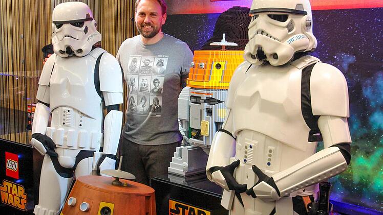TV-Moderator Steven Gaetjen mit zwei Starwars Stormtroopers zum Pressepreview der Spielwarenmesse in Nürnberg. Foto: News5 / Grundmann