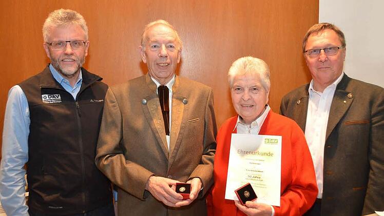 Mit Ursula Albert und Klaus Müller wurden zwei Urgesteine der Bad Kissinger Sektion des Deutschen Alpenvereins für 50-jährige Mitgliedschaft geehrt. Auf unserem Foto v.li.: 2. Vors. Johannes Fiedler, Klaus Müller und der wiedergewählte Vorsitzende Bernd Eisenmann. Foto: Peter Rauch